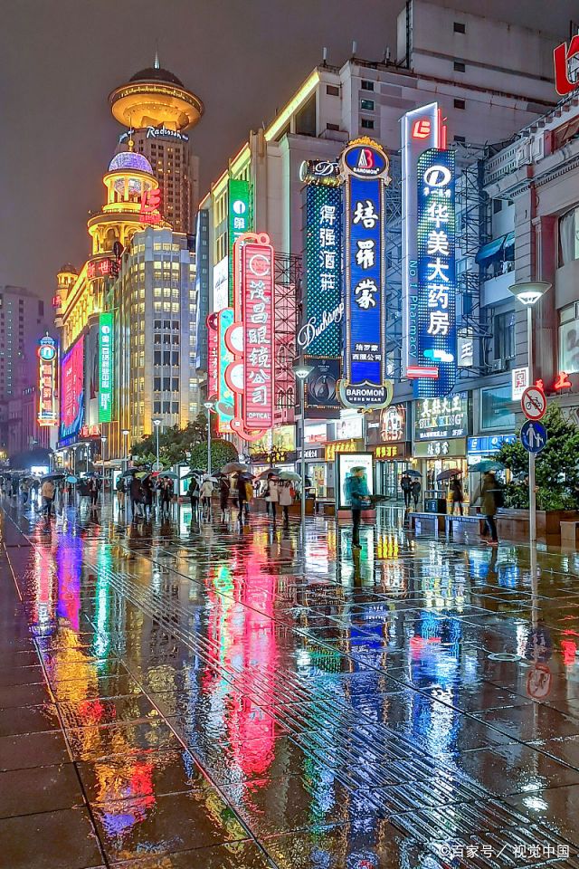 上海南京路步行街霓虹璀璨 雨夜风景格外绚丽